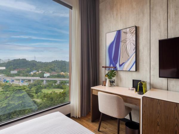 M Resort & Hotel Kuala Lumpur : photo 3 de la chambre hébergement lit king-size deluxe - vue sur parcours de golf