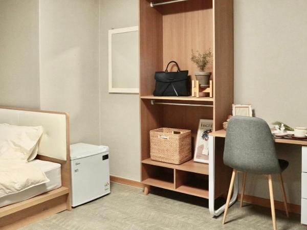 White Story : photo 1 de la chambre chambre double avec salle de bains privative