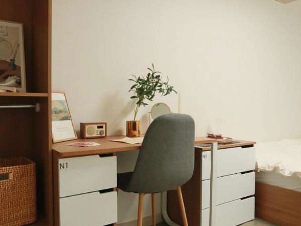 White Story : photo 7 de la chambre chambre simple avec toilettes et douche communes