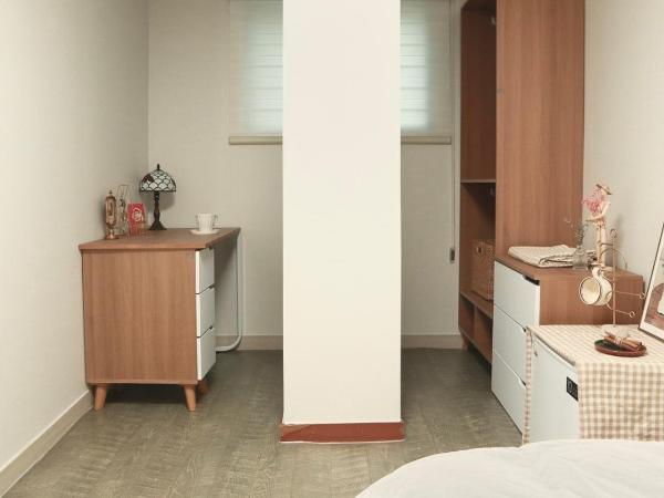 White Story : photo 4 de la chambre chambre simple avec toilettes et douche communes