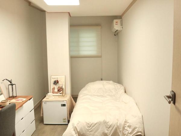 White Story : photo 3 de la chambre chambre simple avec toilettes et douche communes