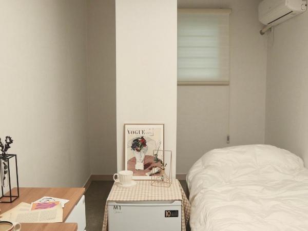 White Story : photo 2 de la chambre chambre simple avec toilettes et douche communes