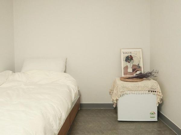 White Story : photo 1 de la chambre chambre simple avec toilettes et douche communes