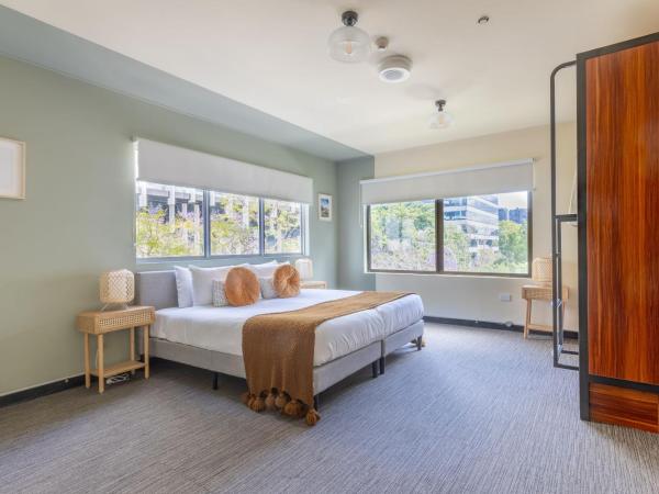 Roamer Brisbane - formerly Selina Brisbane : photo 2 de la chambre family room, private bathroom