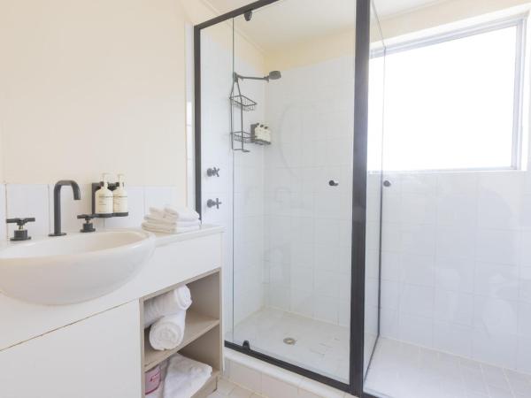 Roamer Brisbane - formerly Selina Brisbane : photo 4 de la chambre family room, private bathroom