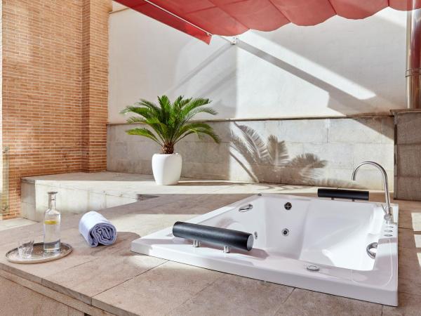 Hotel Macià Granada Five Senses Rooms & Suites : photo 3 de la chambre suite junior avec terrasse et baignoire spa