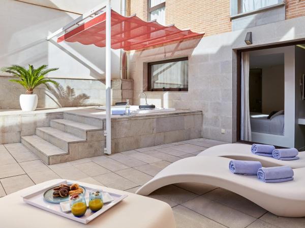 Hotel Macià Granada Five Senses Rooms & Suites : photo 2 de la chambre suite junior avec terrasse et baignoire spa