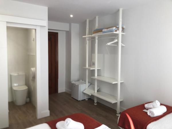 Pensión Amara : photo 2 de la chambre chambre triple avec salle de bains privative