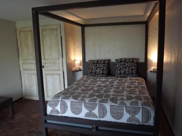 Chambres d'hôtes La Tour de Bellevue : photo 1 de la chambre chambre double - vue sur jardin