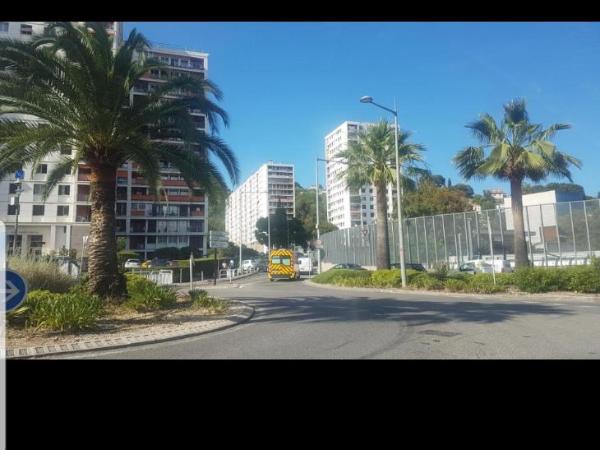 NEW CHEAP PRIVATE ROOM, KITCHEN , OVERWIEUW sea,TRAM on spot, 12 minutes from nice train station with tram , beach in 17 min tram , CHAMBRE PRIVÉE pas cher, cuisine équipée , tram sur place, APERÇU mer, 12 min de la gare de Nice avec le tram, 17 min plage : photo 8 de la chambre chambre double ou lits jumeaux - vue latérale sur mer