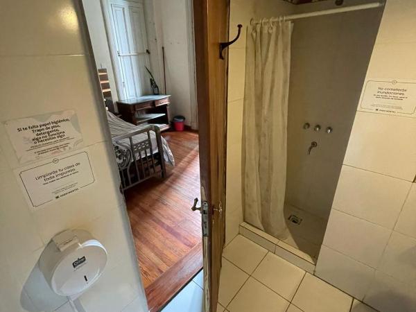 High Hostel Rosario : photo 6 de la chambre chambre triple avec salle de bains privative