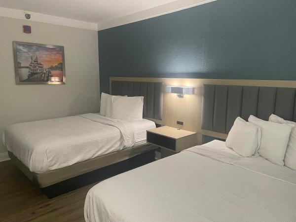 Wingate by Wyndham Savannah Gateway : photo 1 de la chambre chambre avec 2 lits queen-size et baignoire avec barres d'appui adaptée aux personnes à mobilité réduite et malentendantes - non-fumeurs