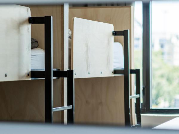 Bunk Brisbane : photo 2 de la chambre bed in a 10 share female ensuite dorm