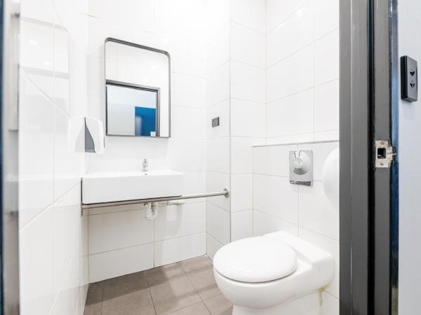 Bunk Brisbane : photo 3 de la chambre bed in a 10 share female ensuite dorm