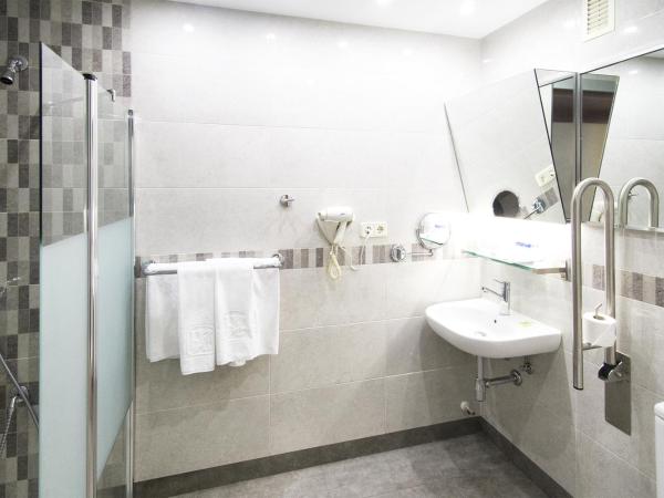 Hotel Albret : photo 4 de la chambre chambre double ou lits jumeaux - accessible aux personnes à mobilité réduite