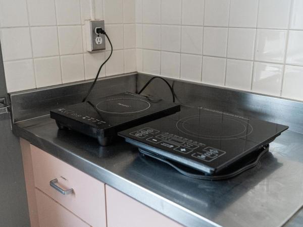 Guest House on the Mount : photo 7 de la chambre queen bed and single bed with half washroom