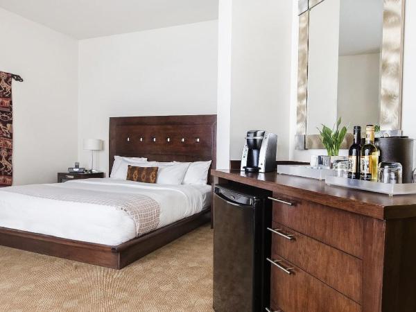 Metterra Hotel on Whyte : photo 2 de la chambre chambre lit king-size avec balcon