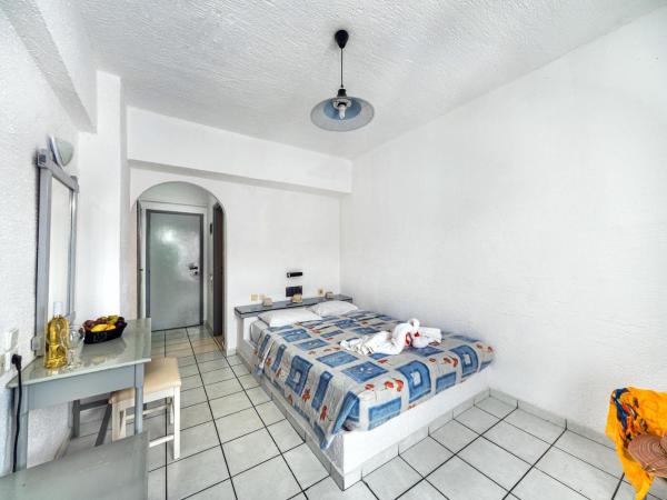 Hotel Iro : photo 5 de la chambre chambre double ou lits jumeaux avec terrasse