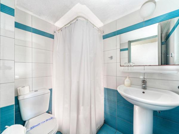 Hotel Iro : photo 8 de la chambre chambre double ou lits jumeaux avec terrasse