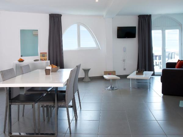 Résidence Coté Mer : photo 3 de la chambre appartement supérieur 1 chambre avec terrasse et vue sur la mer