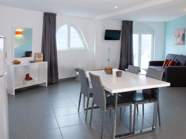 Résidence Coté Mer : photo 4 de la chambre appartement supérieur 1 chambre avec terrasse et vue sur la mer