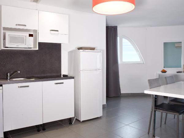 Résidence Coté Mer : photo 6 de la chambre appartement supérieur 1 chambre avec terrasse et vue sur la mer