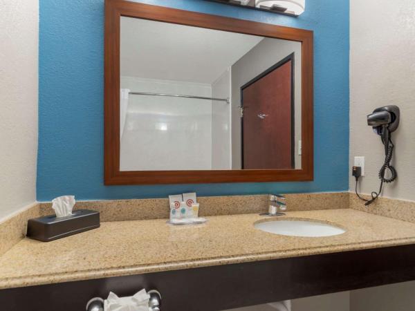 Comfort Inn & Suites Near Medical Center : photo 4 de la chambre chambre lit king-size