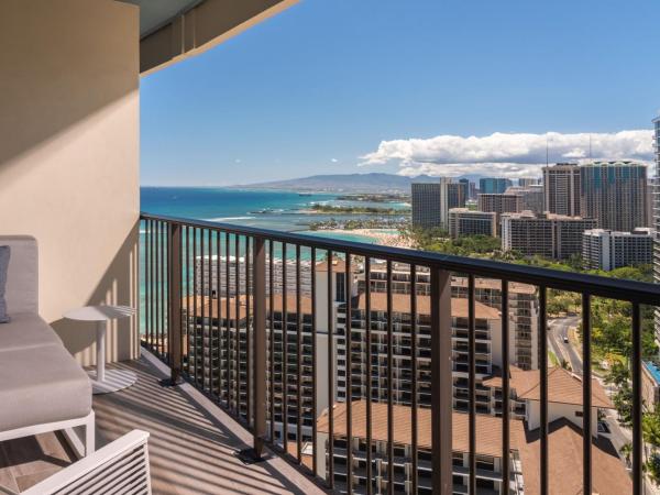 Sheraton Waikiki Beach Resort : photo 3 de la chambre chambre 2 lits doubles récemment rénovée - vue partielle sur océan