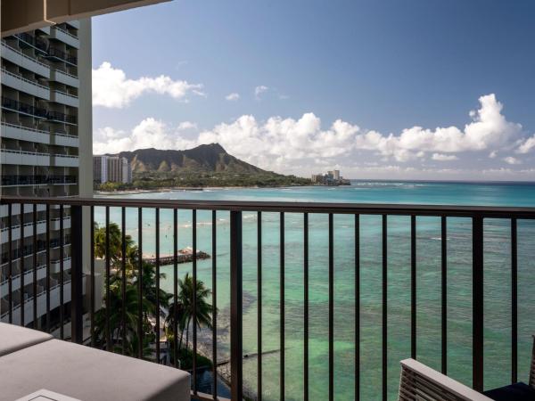Sheraton Waikiki Beach Resort : photo 2 de la chambre chambre 1 lit king-size récemment rénovée - côté océan
