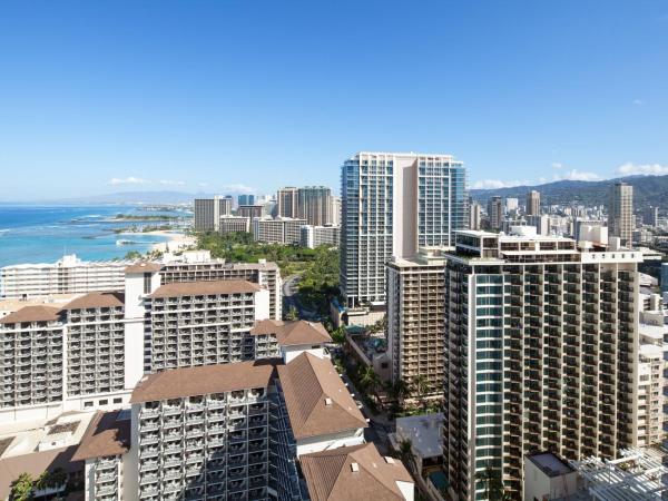 Sheraton Waikiki Beach Resort : photo 2 de la chambre chambre 2 lits doubles récemment rénovée - vue partielle sur océan