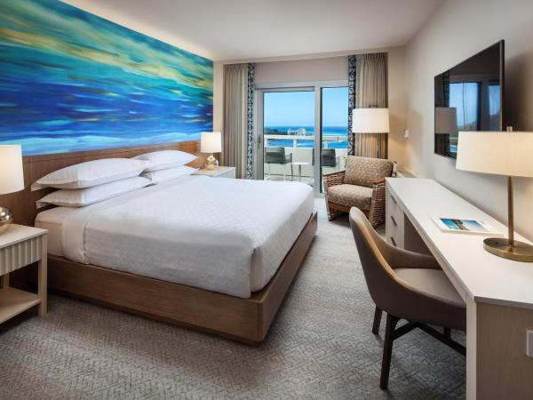 Sheraton Waikiki Beach Resort : photo 1 de la chambre chambre 1 lit king-size récemment rénovée - Étage supérieur - côté océan