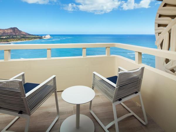 Sheraton Waikiki Beach Resort : photo 4 de la chambre chambre 1 lit king-size récemment rénovée - Étage supérieur - côté océan