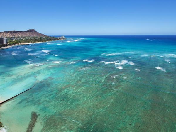 Sheraton Waikiki Beach Resort : photo 2 de la chambre chambre 1 lit king-size récemment rénovée - Étage supérieur - côté océan