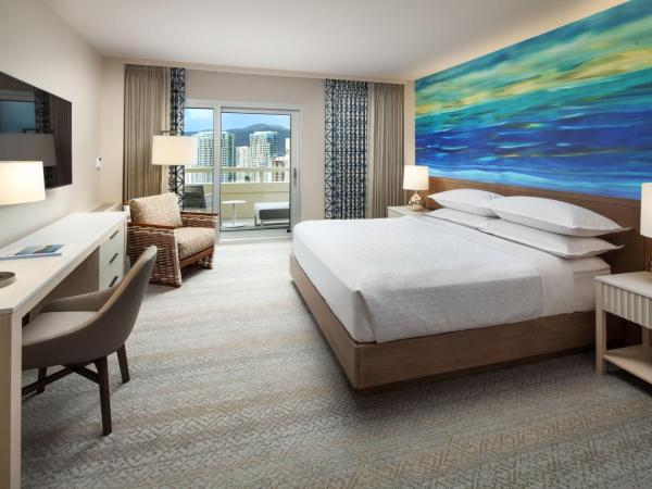 Sheraton Waikiki Beach Resort : photo 1 de la chambre chambre 1 lit king-size récemment rénovée - vue sur ville