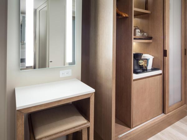 Sheraton Waikiki Beach Resort : photo 8 de la chambre chambre 1 lit king-size récemment rénovée - vue sur ville