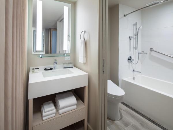 Sheraton Waikiki Beach Resort : photo 7 de la chambre chambre 1 lit king-size récemment rénovée - vue sur ville