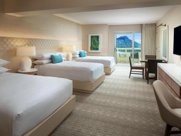 Sheraton Waikiki Beach Resort : photo 1 de la chambre chambre 3 lits doubles de luxe plus spacieuse récemment rénovée - côté océan