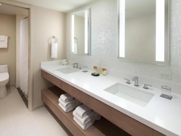 Sheraton Waikiki Beach Resort : photo 9 de la chambre *récemment rénovée* suite océan malia - côté océan