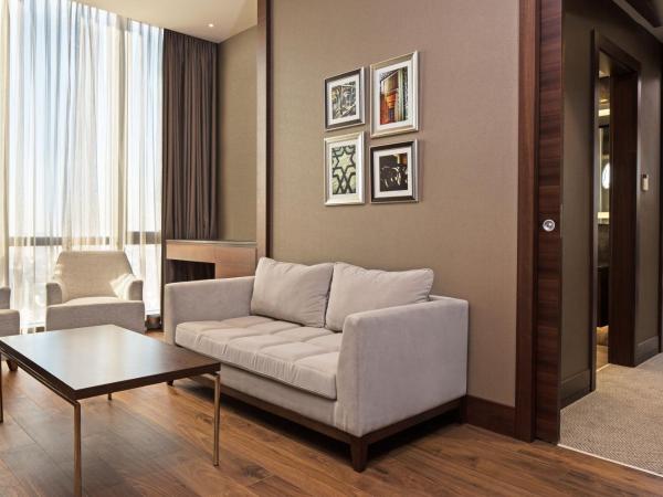 Sheraton Grand Istanbul Atasehir : photo 2 de la chambre suite d'angle lit king-size avec canapé-lit - accès au salon