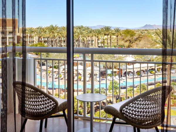 JW Marriott Phoenix Desert Ridge Resort & Spa : photo 3 de la chambre chambre lit king-size avec balcon - vue sur piscine