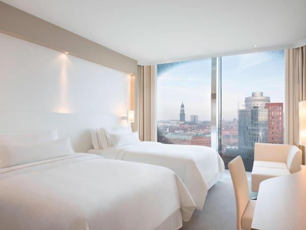 The Westin Hamburg : photo 1 de la chambre chambre deluxe avec 2 lits queen-size - vue sur ville et vue partielle sur port