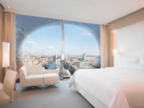 The Westin Hamburg : photo 1 de la chambre chambre deluxe avec 1 lit king-size - vue sur ville et vue partielle sur port 