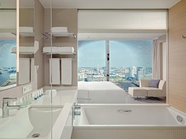 The Westin Hamburg : photo 4 de la chambre chambre deluxe avec 1 lit king-size - vue sur ville et vue partielle sur port 
