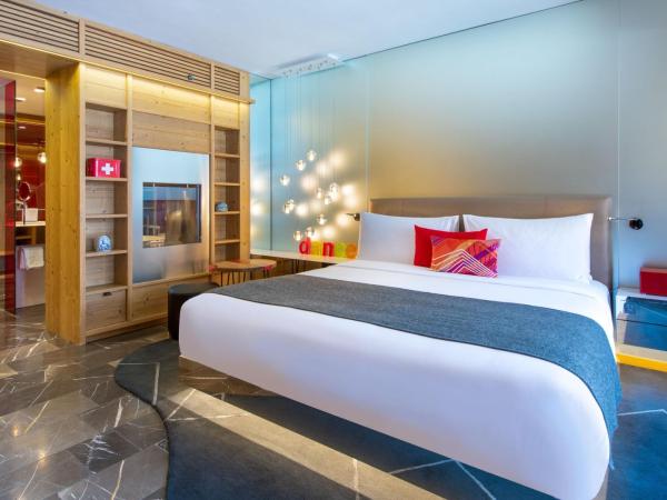 W Verbier : photo 1 de la chambre chambre confortable avec lit king-size, balcon et cheminée - sans vue