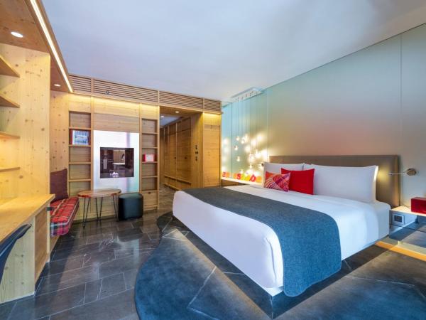 W Verbier : photo 3 de la chambre chambre confortable avec lit king-size, balcon et cheminée - sans vue