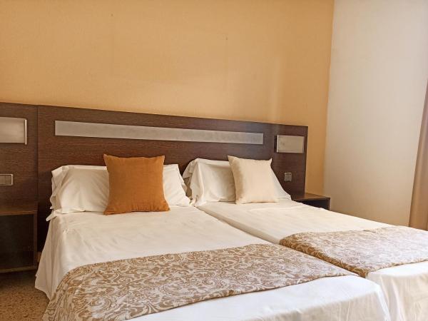 Hostal Santa Ana : photo 1 de la chambre chambre double avec balcon