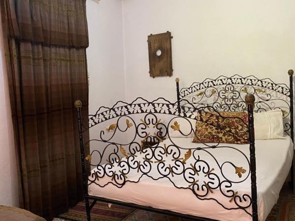 Fes Hostel Home : photo 2 de la chambre chambre triple avec salle de bains privative