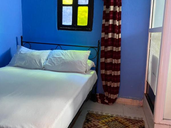 Fes Hostel Home : photo 5 de la chambre chambre triple avec salle de bains privative