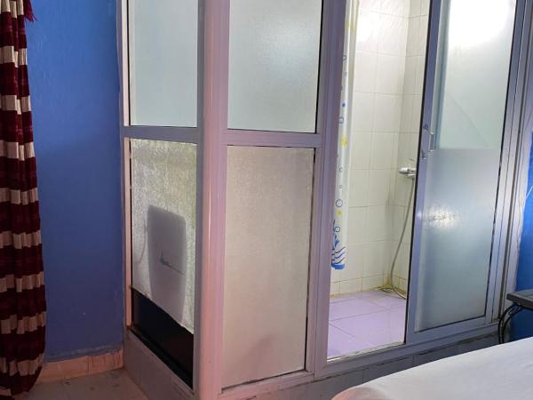 Fes Hostel Home : photo 8 de la chambre chambre triple avec salle de bains privative