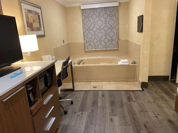 Best Western Hollywood Plaza Inn Hotel - Hollywood Walk of Fame LA : photo 3 de la chambre chambre lit king-size avec baignoire spa - non-fumeurs